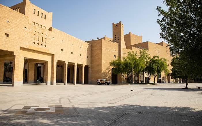 جولة متميزة في منطقة قصر الحكم وتجربة زيارة سِكّة الأطعمة